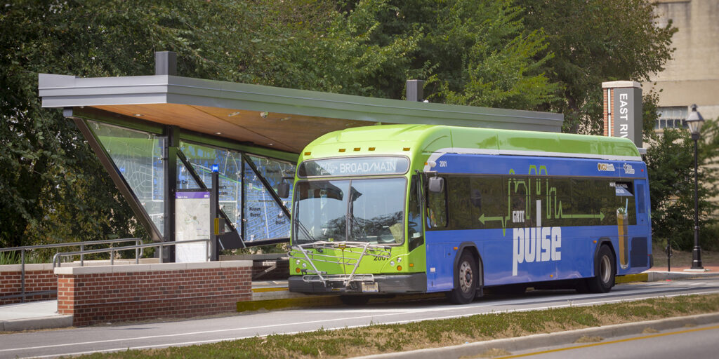 A pulse bus at a station waiting for passengers.