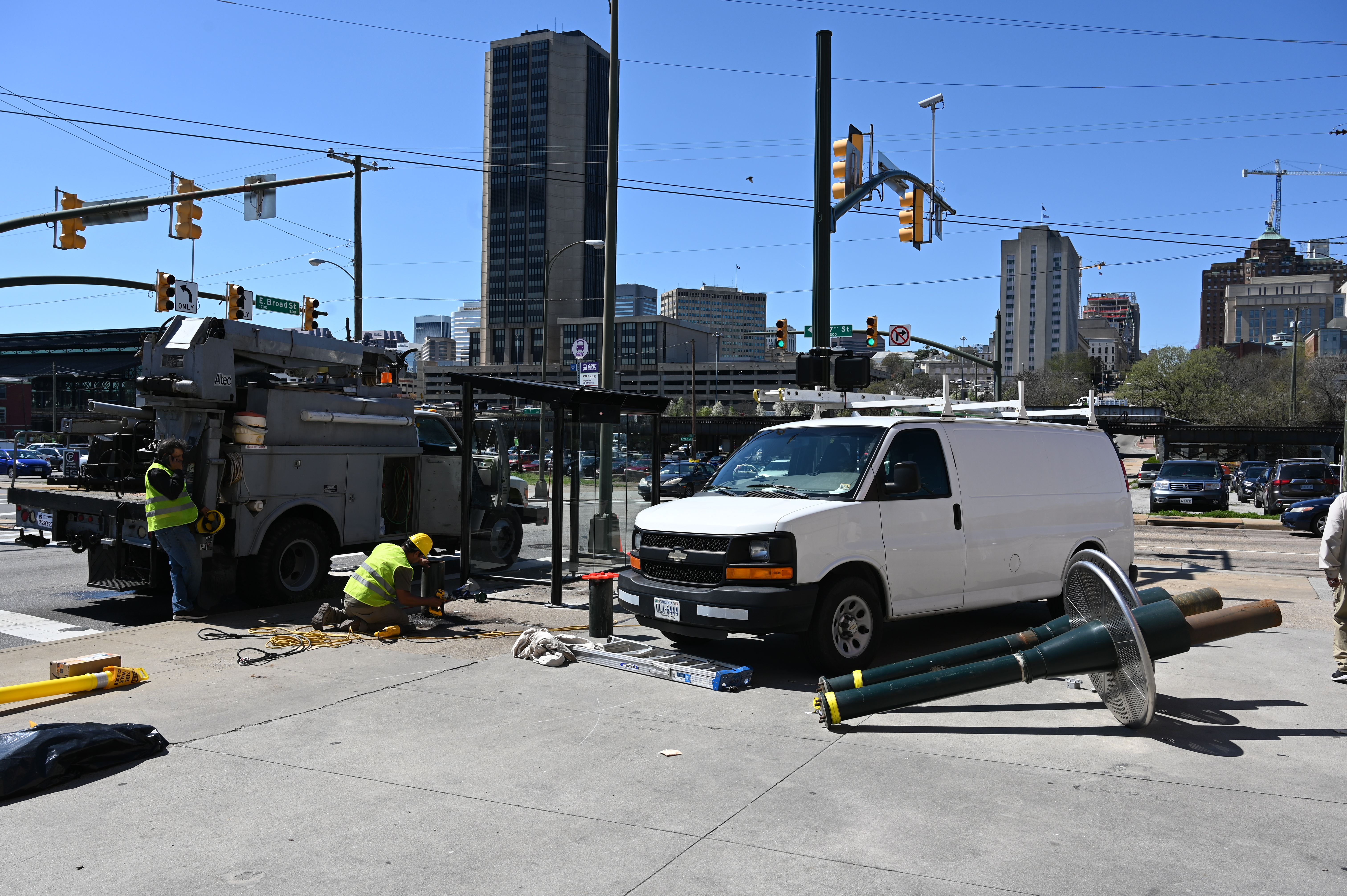 Shelter crew removing old shelter and installing new shelter at westbound Broad and 17th